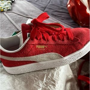 Kids Size 3 neutral red & white suede CLASSIC PUMA SNEAKERS Brand New in box